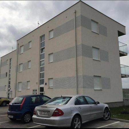 Apartmani Matko Nin Exteriör bild