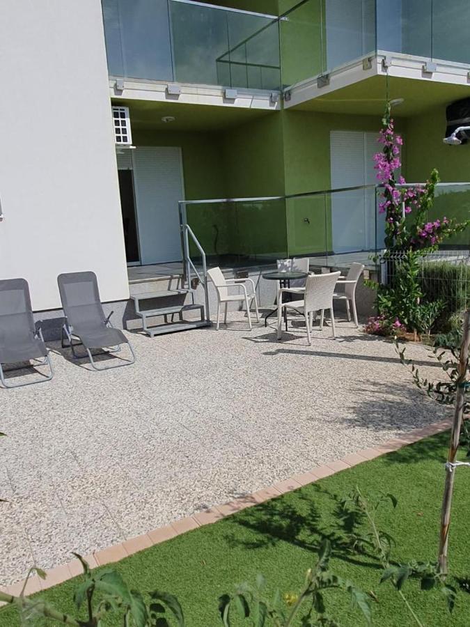 Apartmani Matko Nin Exteriör bild