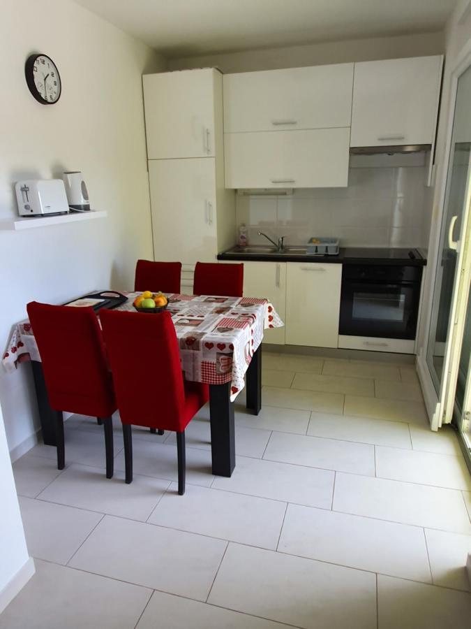 Apartmani Matko Nin Exteriör bild