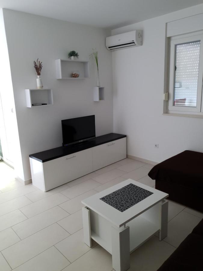 Apartmani Matko Nin Exteriör bild