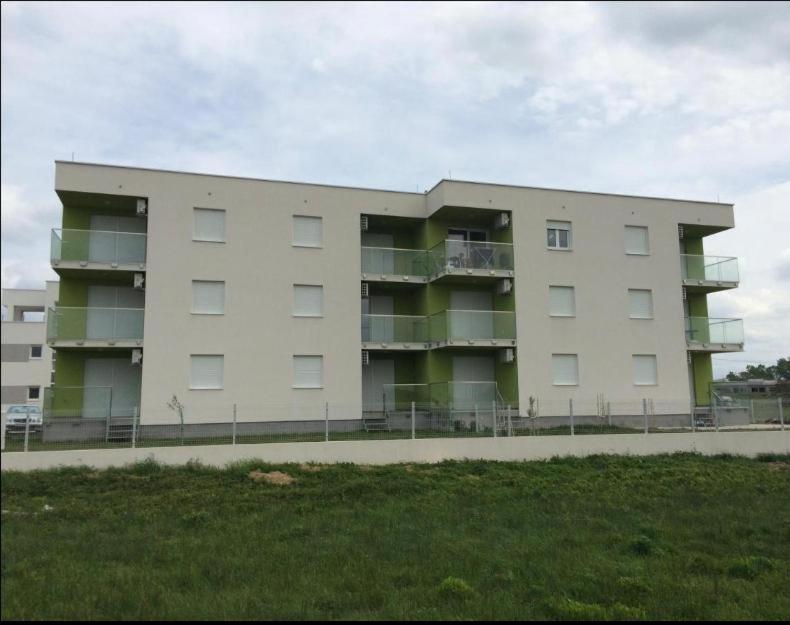 Apartmani Matko Nin Exteriör bild