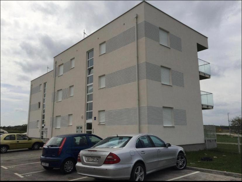 Apartmani Matko Nin Exteriör bild