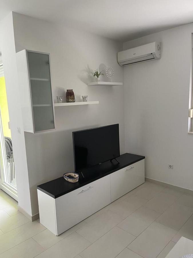 Apartmani Matko Nin Exteriör bild
