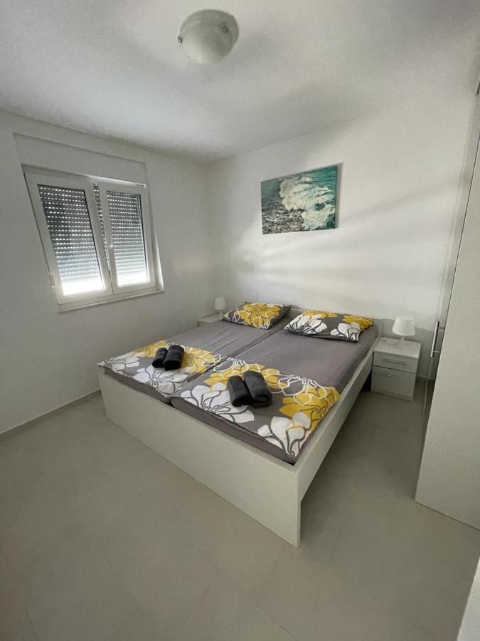 Apartmani Matko Nin Exteriör bild